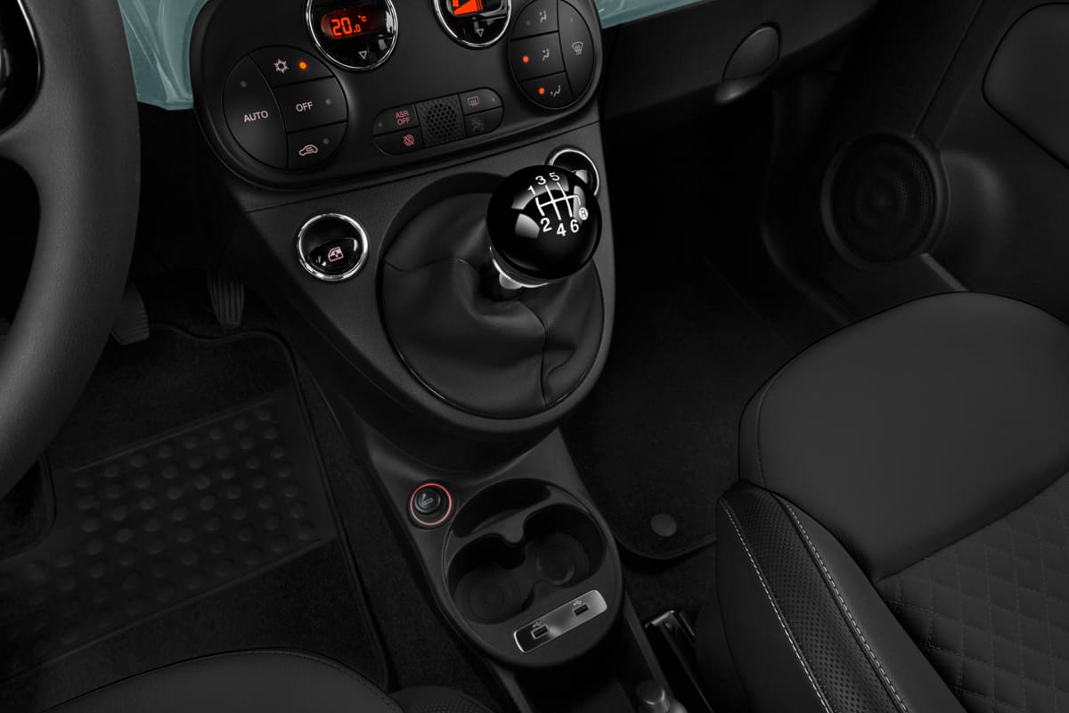Schaltknüppel eines Fiat 500 Hybrid (neues Modell)