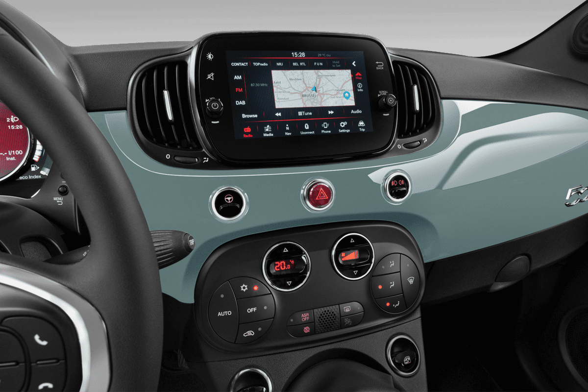 Mittelkonsole eines Fiat 500 Hybrid (neues Modell)