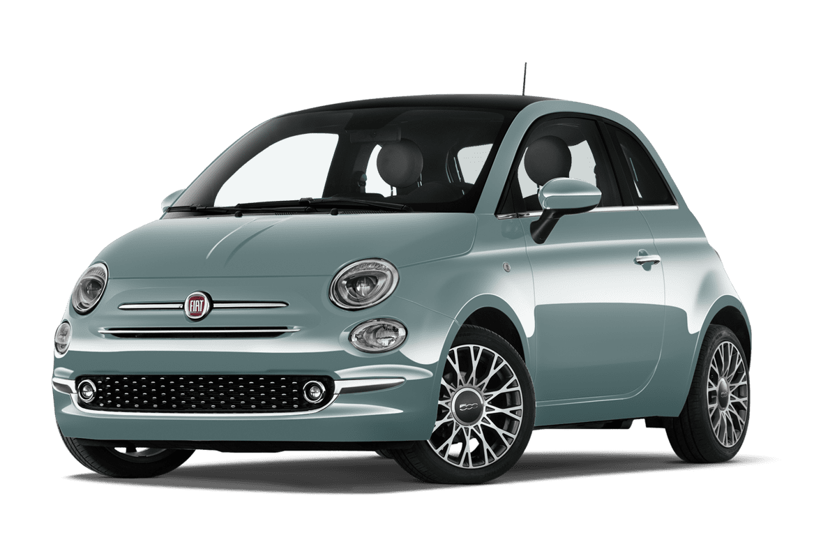 Tiefe, schräge Heckansicht eines Fiat 500 Hybrid (neues Modell), freigestellt