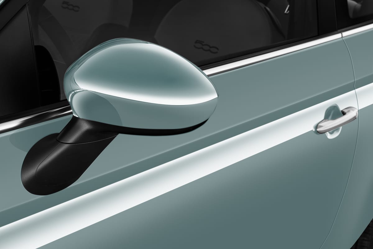 Rückspiegel eines Fiat 500 Hybrid (neues Modell)