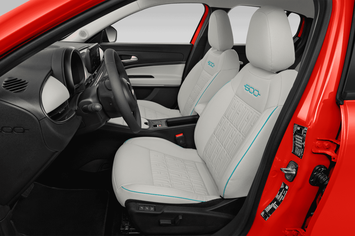 Vordersitze eines Fiat 600e 