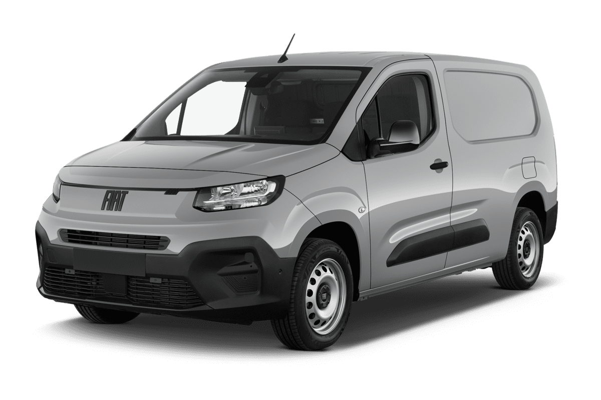 Schräge Frontansicht eines Fiat Doblo, freigestellt