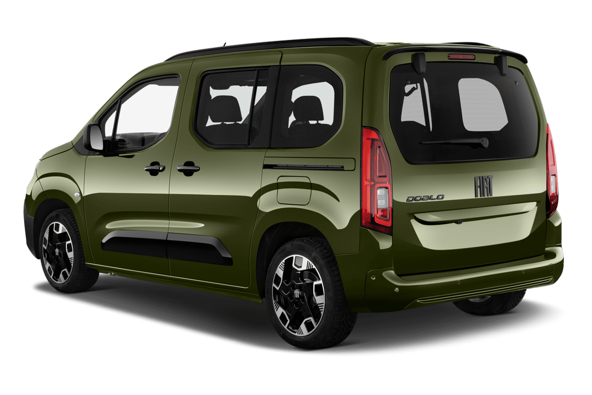 Schräge Heckansicht eines Fiat Doblo Cargo Kombi, freigestellt