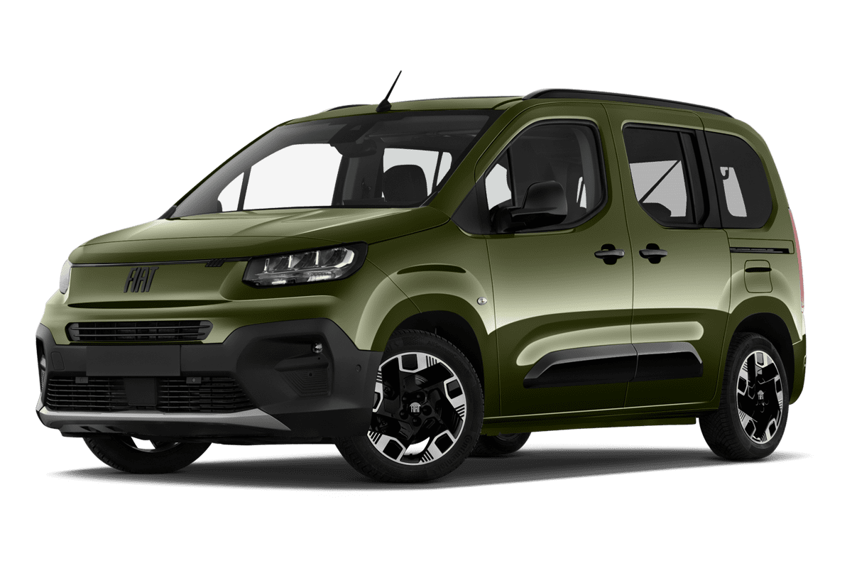 Tiefe, schräge Heckansicht eines Fiat Doblo Cargo Kombi, freigestellt