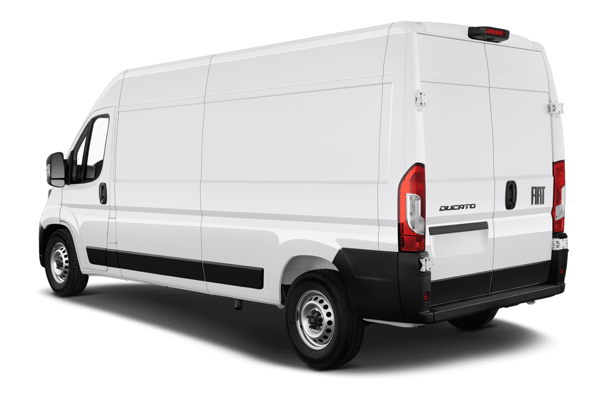 Schräge Heckansicht eines Fiat Ducato Kastenwagen, freigestellt