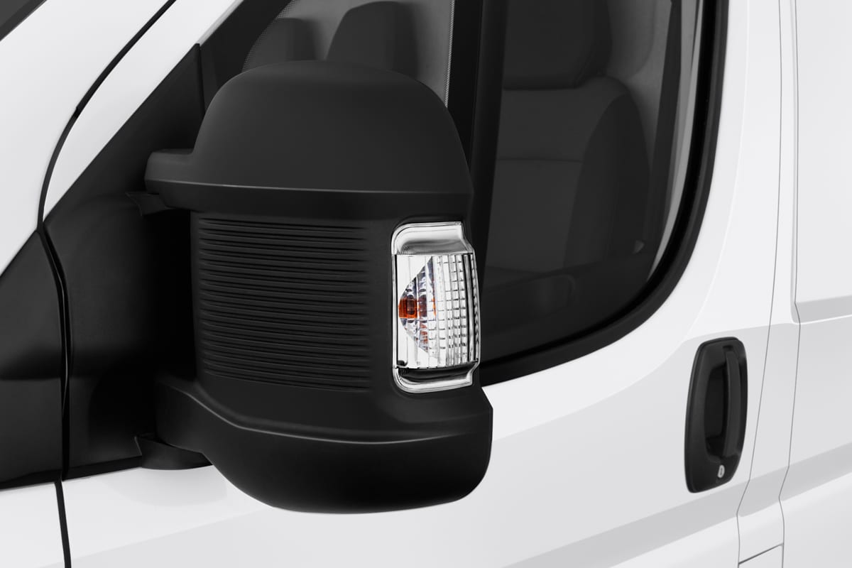 Rückspiegel eines Fiat Ducato Kastenwagen
