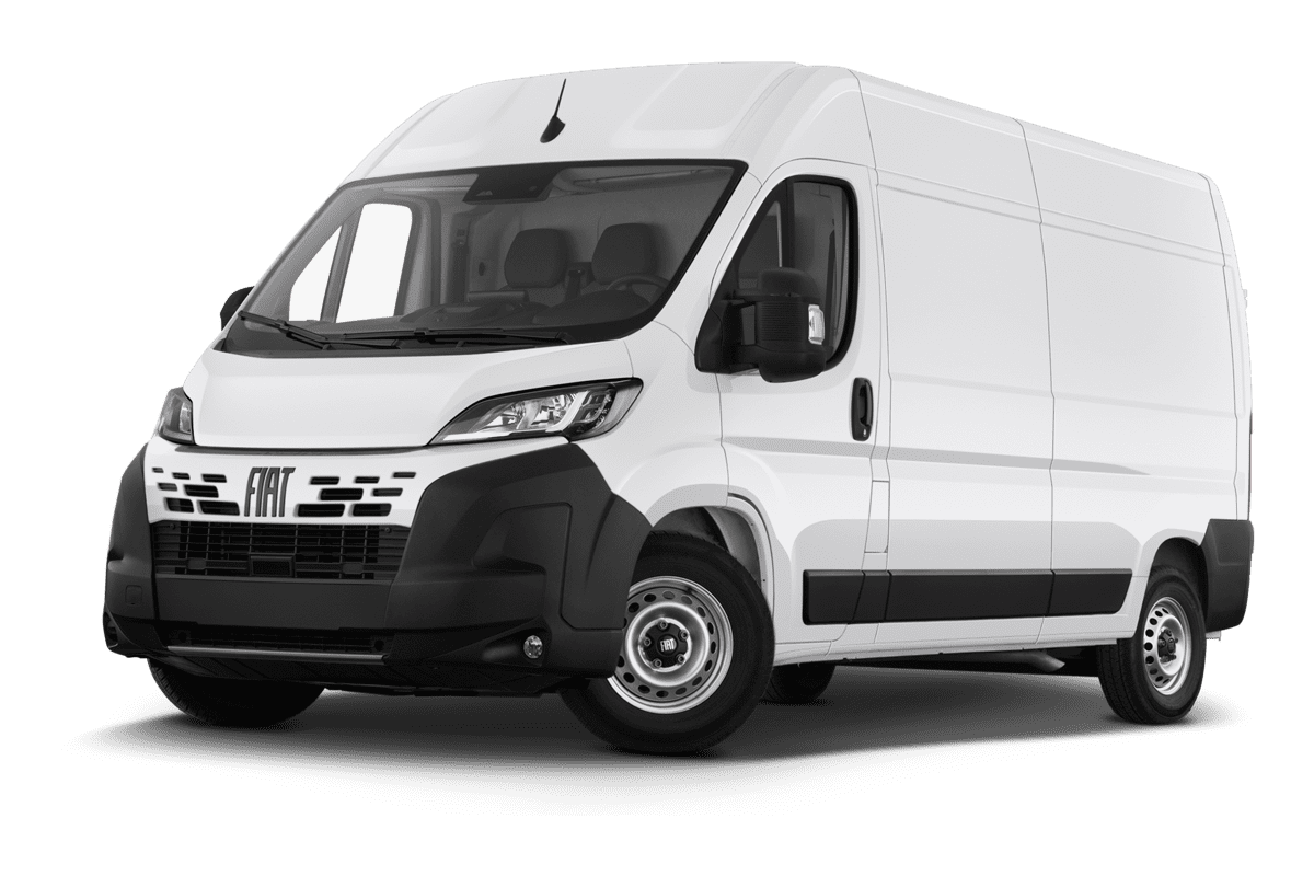 Tiefe, schräge Heckansicht eines Fiat Ducato Kastenwagen, freigestellt