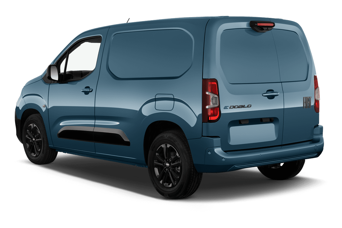 Schräge Heckansicht eines Fiat E-Doblo, freigestellt