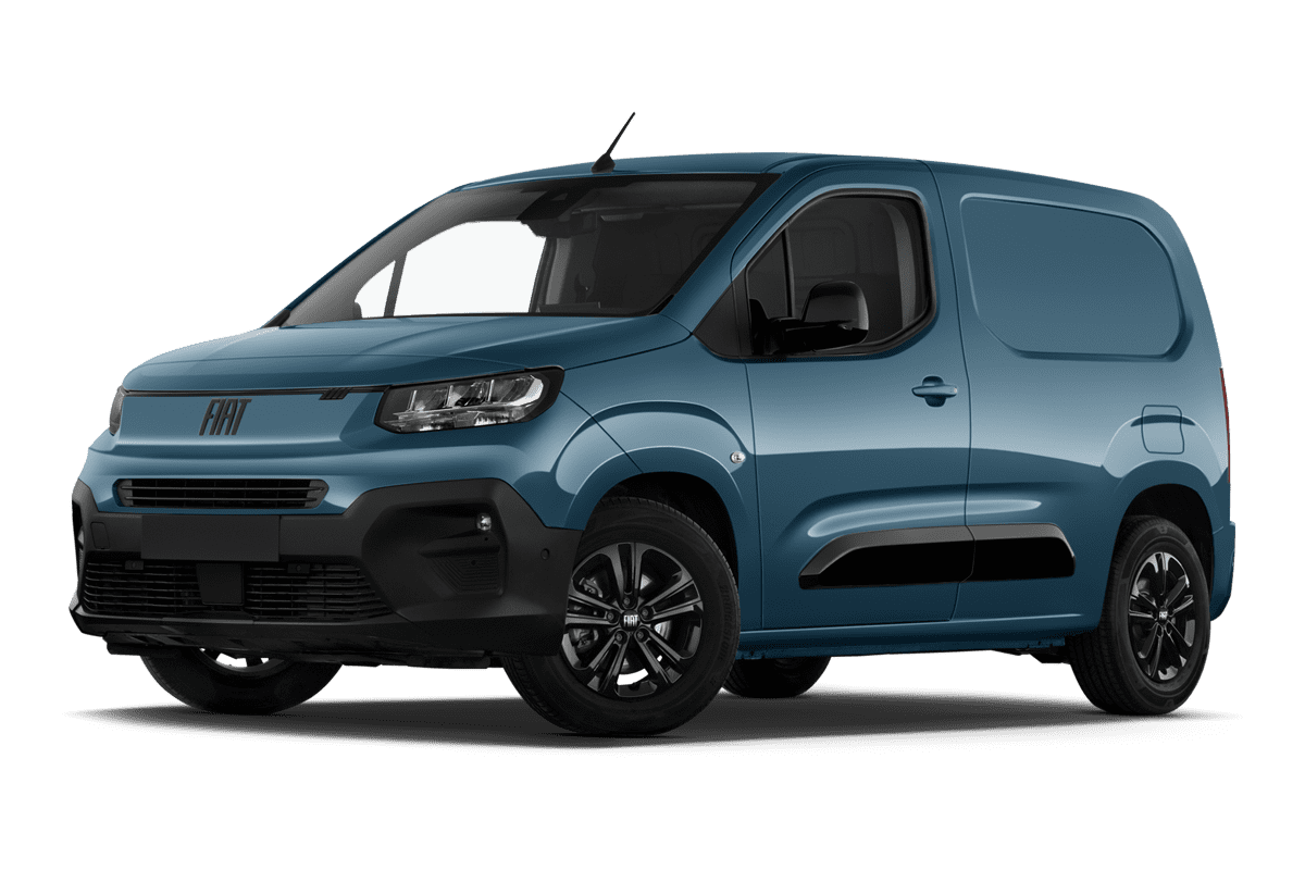 Tiefe, schräge Heckansicht eines Fiat E-Doblo, freigestellt