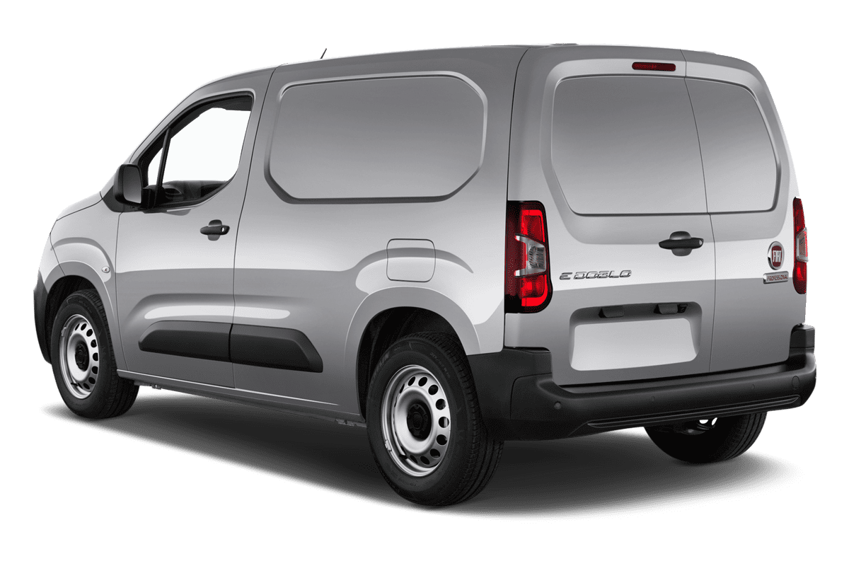 Schräge Heckansicht eines Fiat E-Doblo, freigestellt