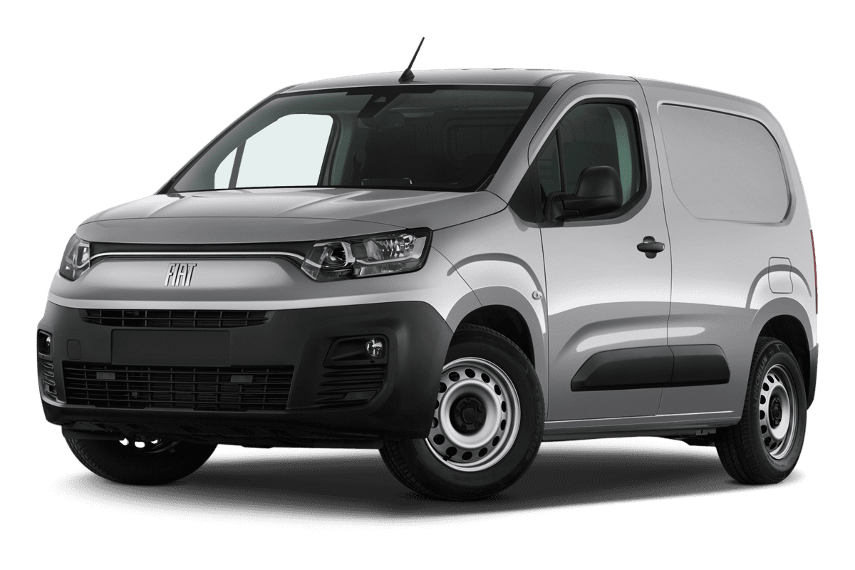 Tiefe, schräge Heckansicht eines Fiat E-Doblo, freigestellt