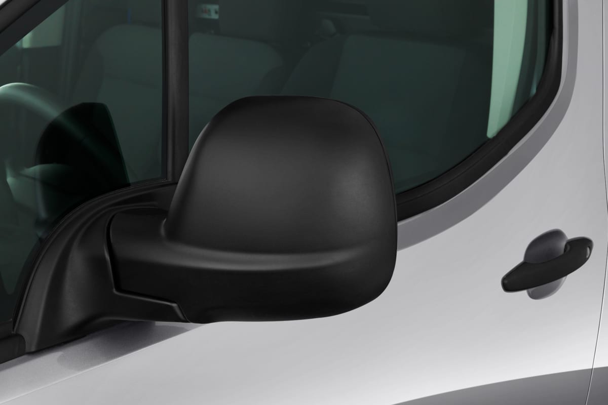Rückspiegel eines Fiat E-Doblo