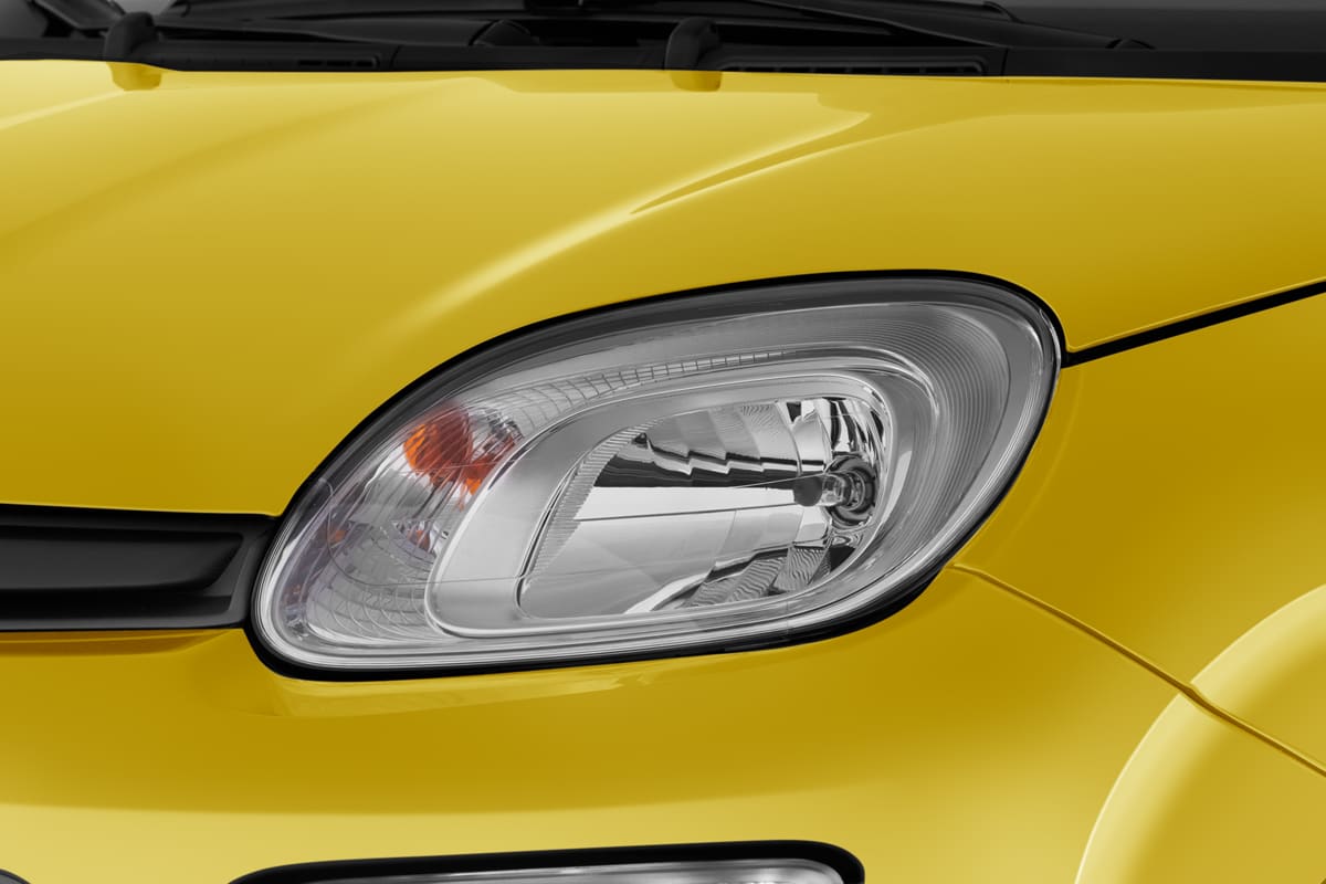 Frontscheinwerfer eines Fiat Pandina Hybrid
