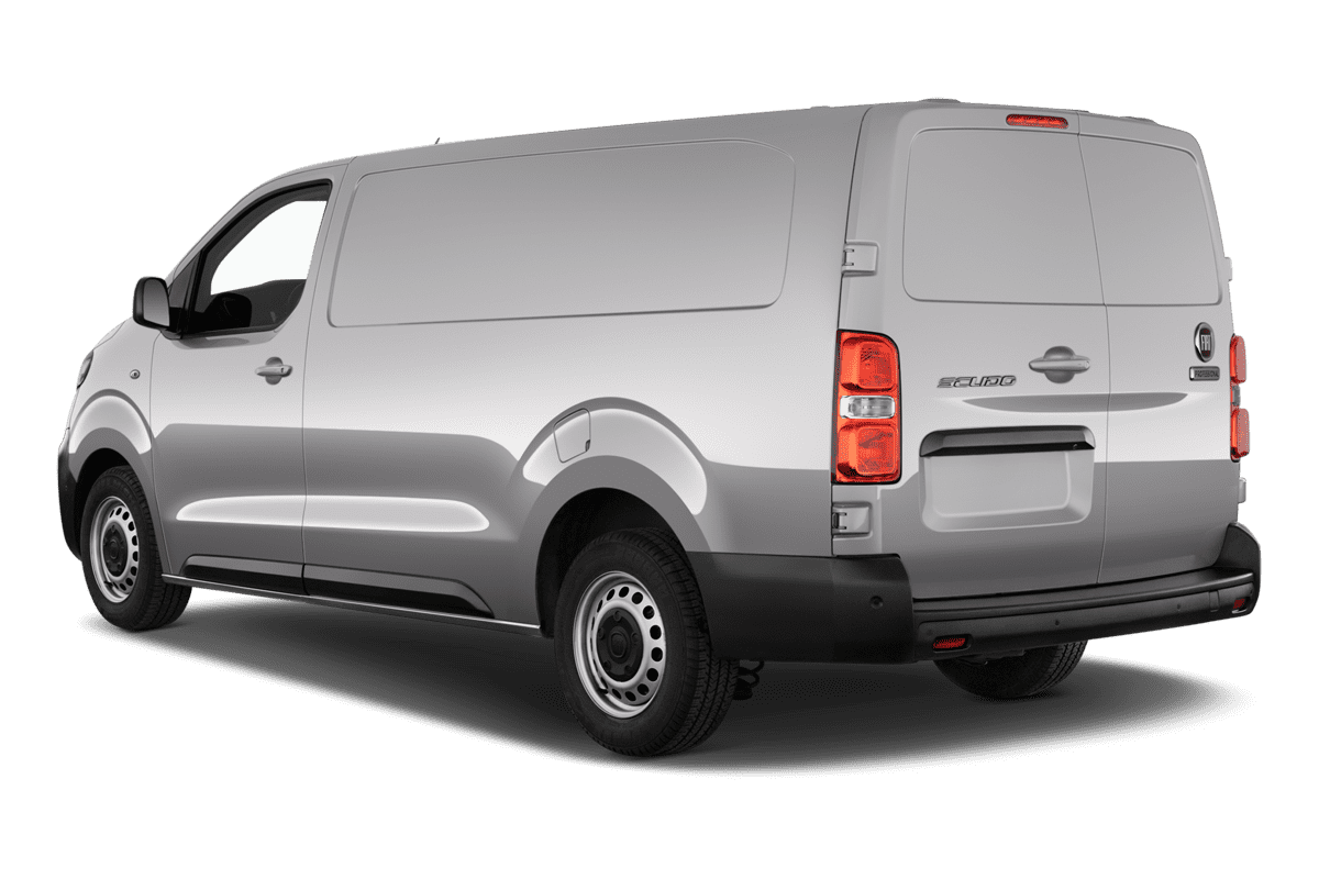 Schräge Heckansicht eines Fiat Scudo Easy Pro, freigestellt