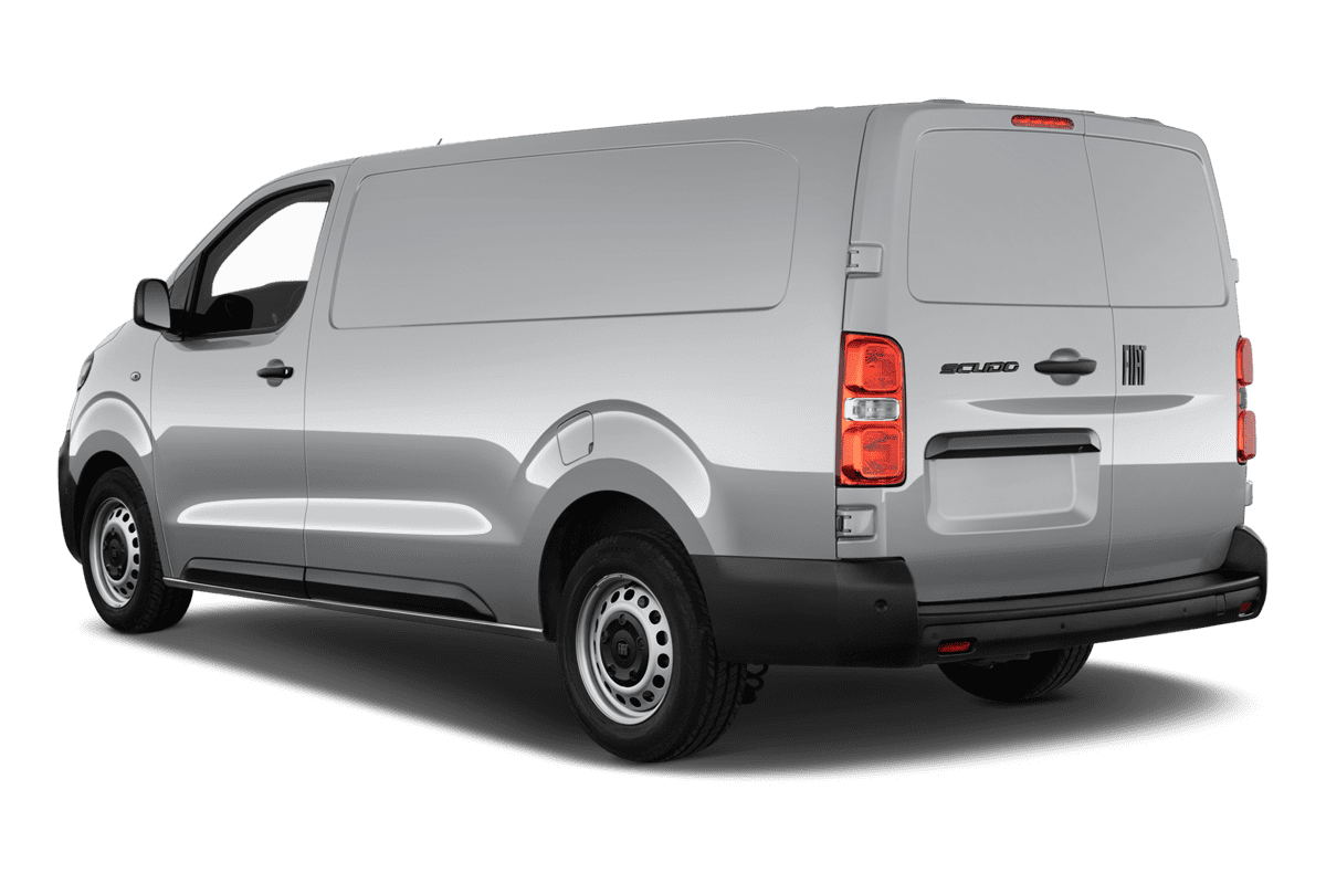 Schräge Heckansicht eines Fiat Scudo Kastenwagen, freigestellt