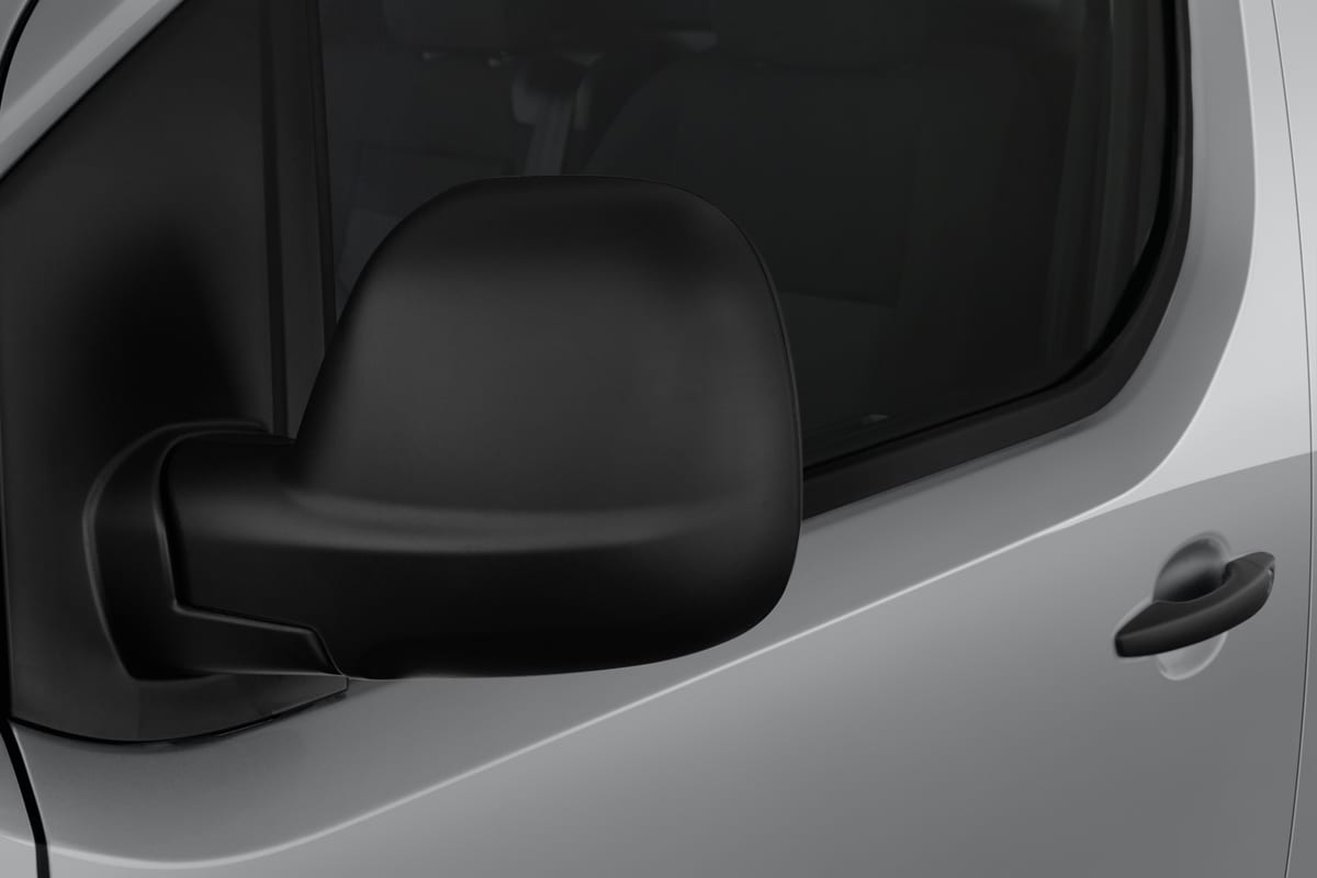 Rückspiegel eines Fiat Scudo Kastenwagen