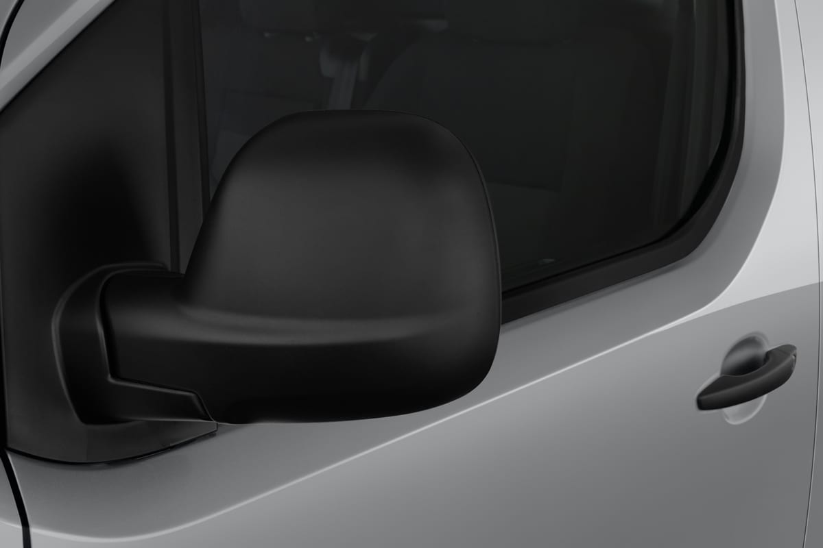 Rückspiegel eines Fiat Scudo Kastenwagen