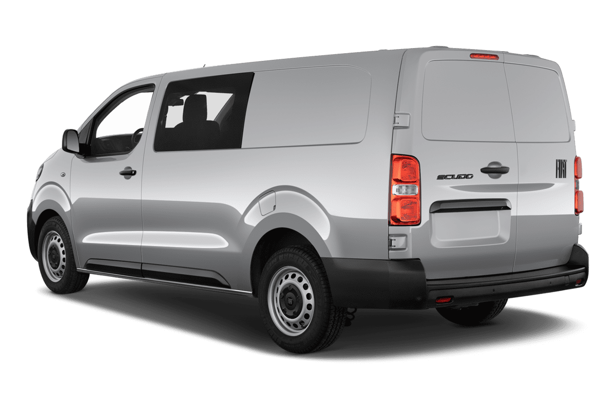 Schräge Heckansicht eines Fiat Scudo Kombi, freigestellt