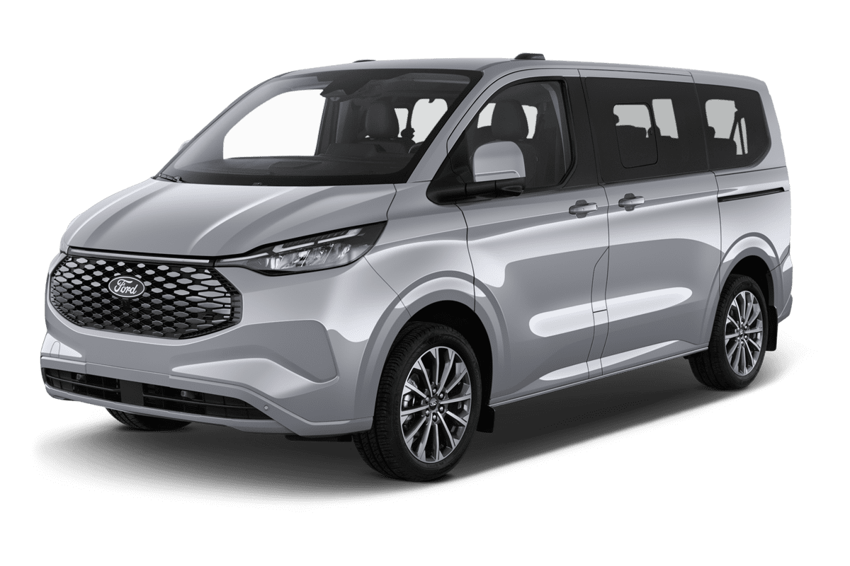 Schräge Frontansicht eines Ford E-Tourneo Custom , freigestellt