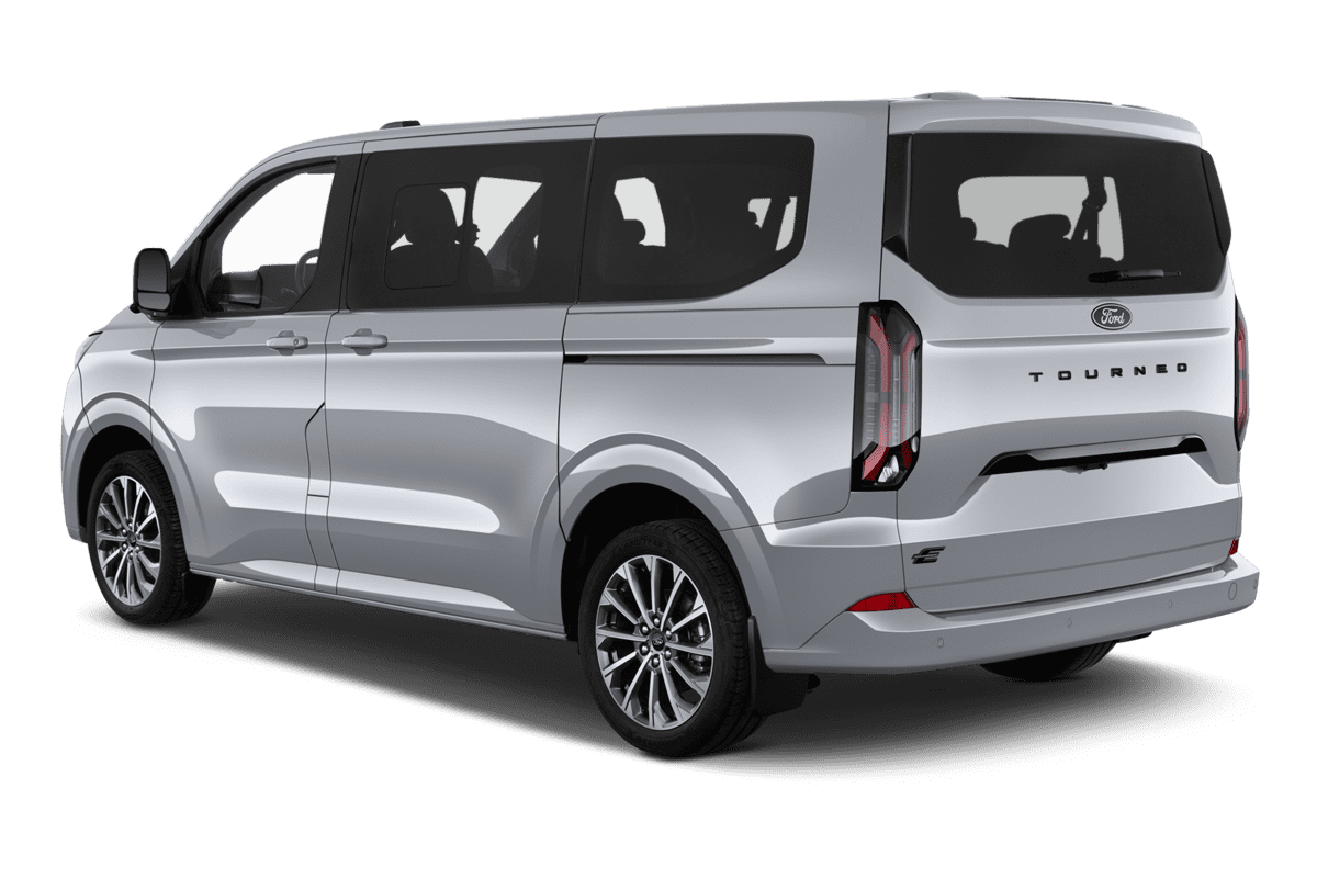 Schräge Heckansicht eines Ford E-Tourneo Custom , freigestellt