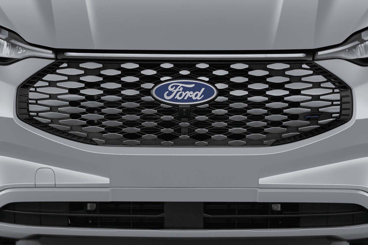 Kühlergrill eines Ford E-Tourneo Custom 