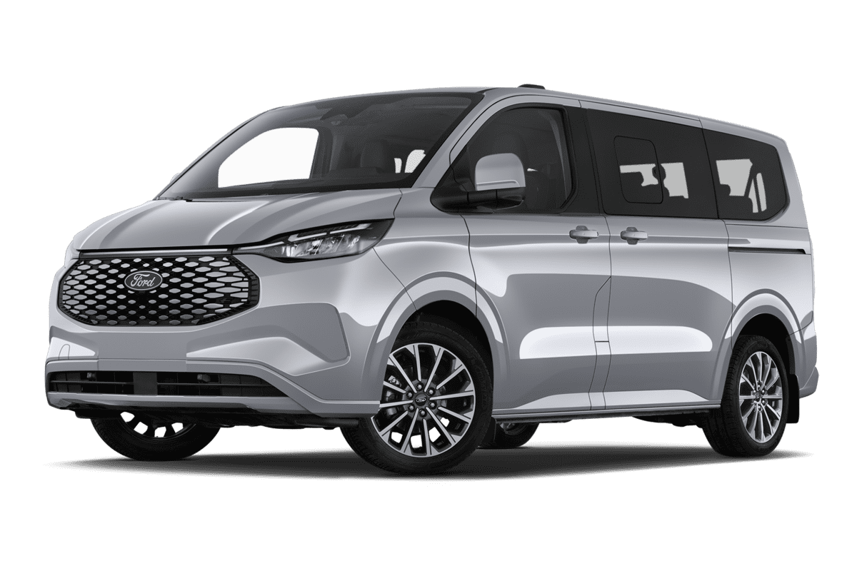 Tiefe, schräge Heckansicht eines Ford E-Tourneo Custom , freigestellt