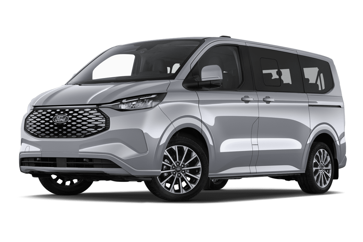 Tiefe, schräge Heckansicht eines Ford E-Tourneo Custom , freigestellt
