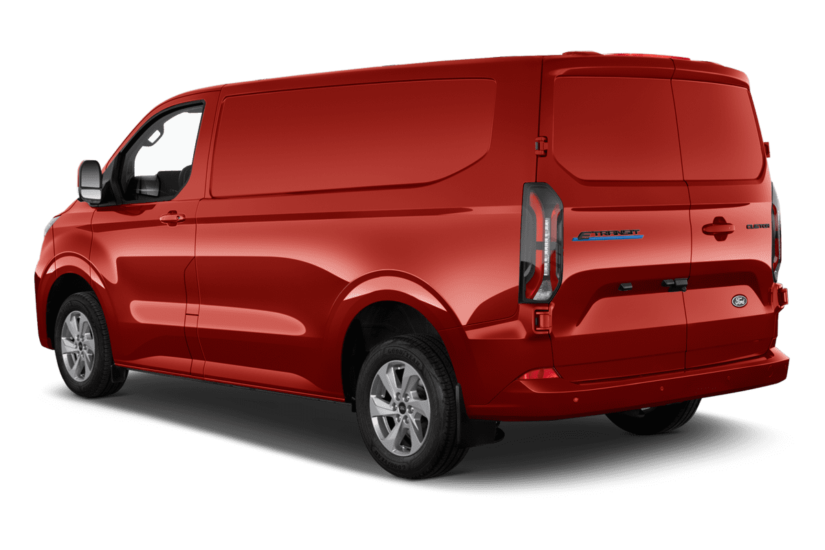Schräge Heckansicht eines Ford Transit E-Custom Kastenwagen, freigestellt