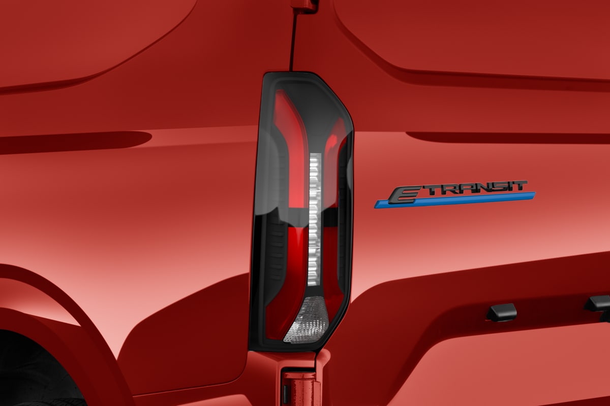 Heckleuchten eines Ford Transit E-Custom Kastenwagen