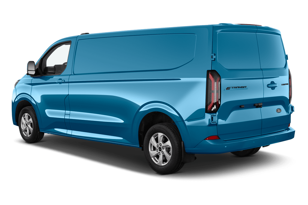 Schräge Heckansicht eines Ford Transit E-Custom Kastenwagen, freigestellt