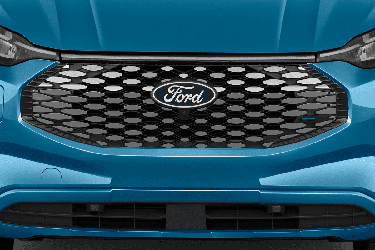 Kühlergrill eines Ford Transit E-Custom Kastenwagen