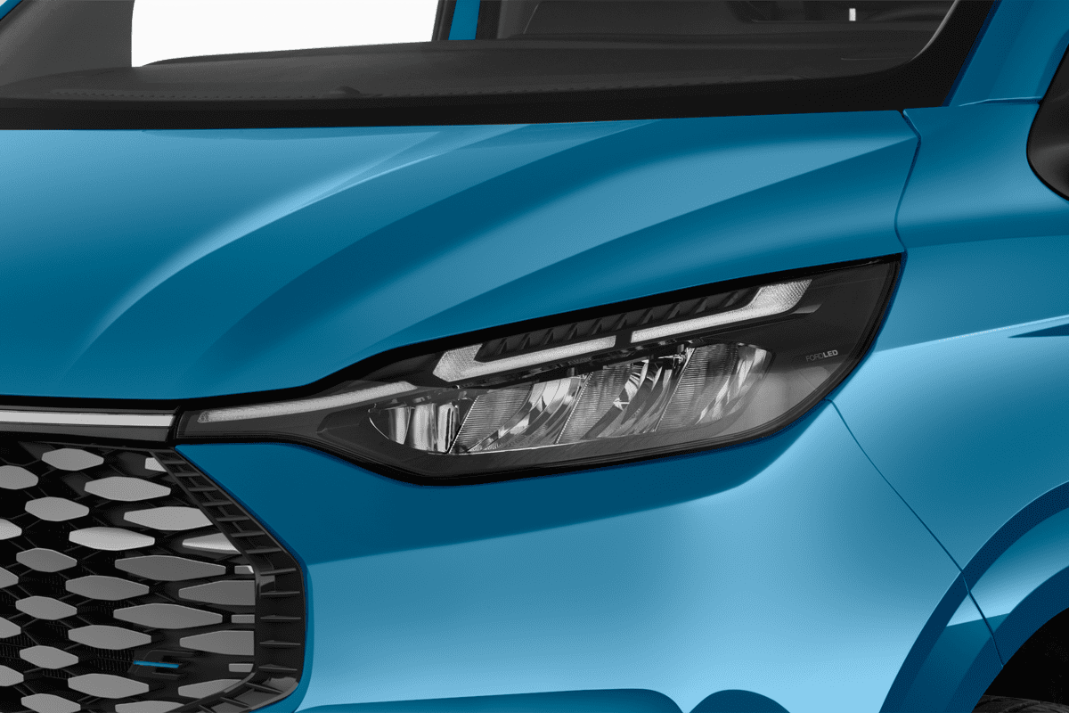 Frontscheinwerfer eines Ford Transit E-Custom Kastenwagen