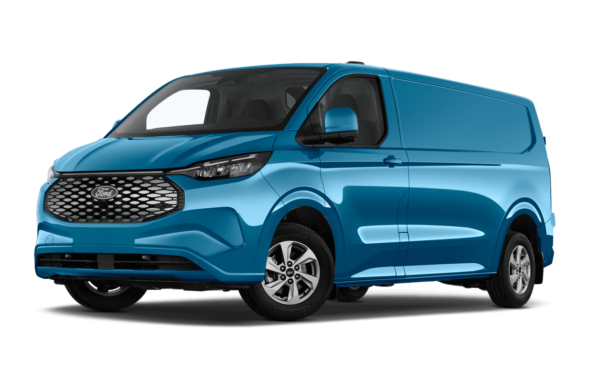 Tiefe, schräge Heckansicht eines Ford Transit E-Custom Kastenwagen, freigestellt