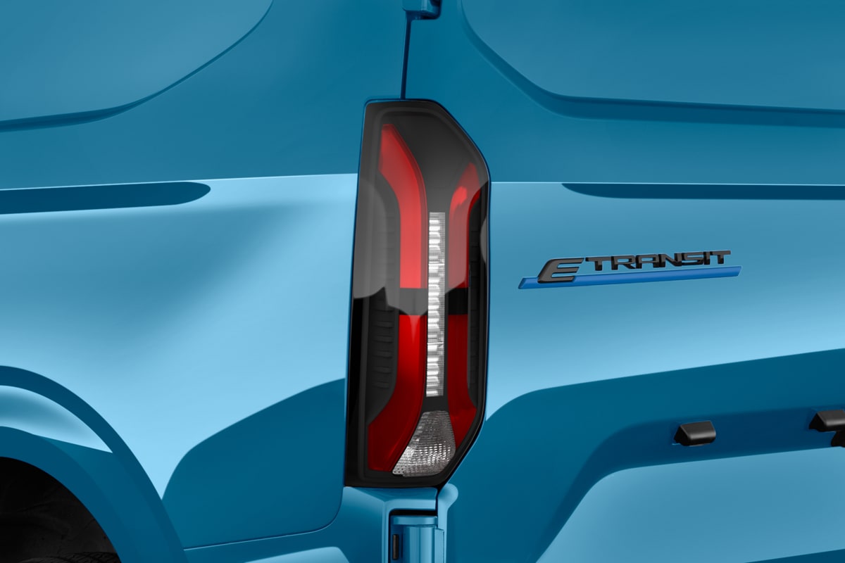 Heckleuchten eines Ford Transit E-Custom Kastenwagen