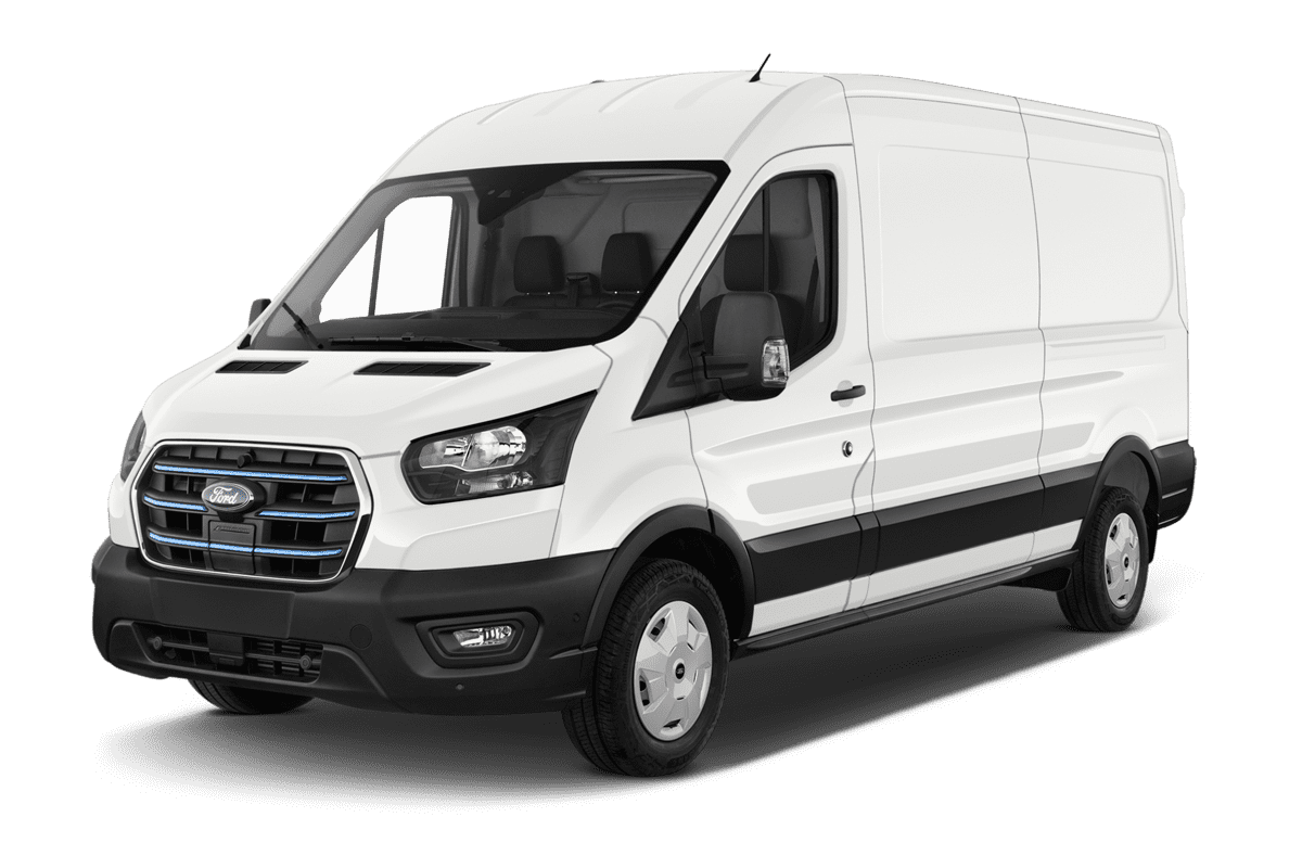 Schräge Frontansicht eines Ford E-Transit, freigestellt