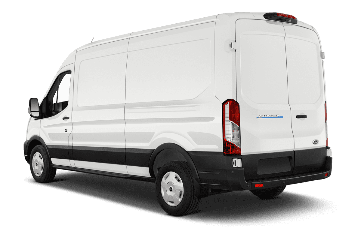 Schräge Heckansicht eines Ford E-Transit, freigestellt