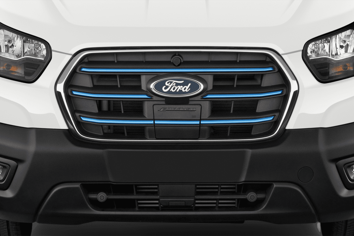 Kühlergrill eines Ford E-Transit