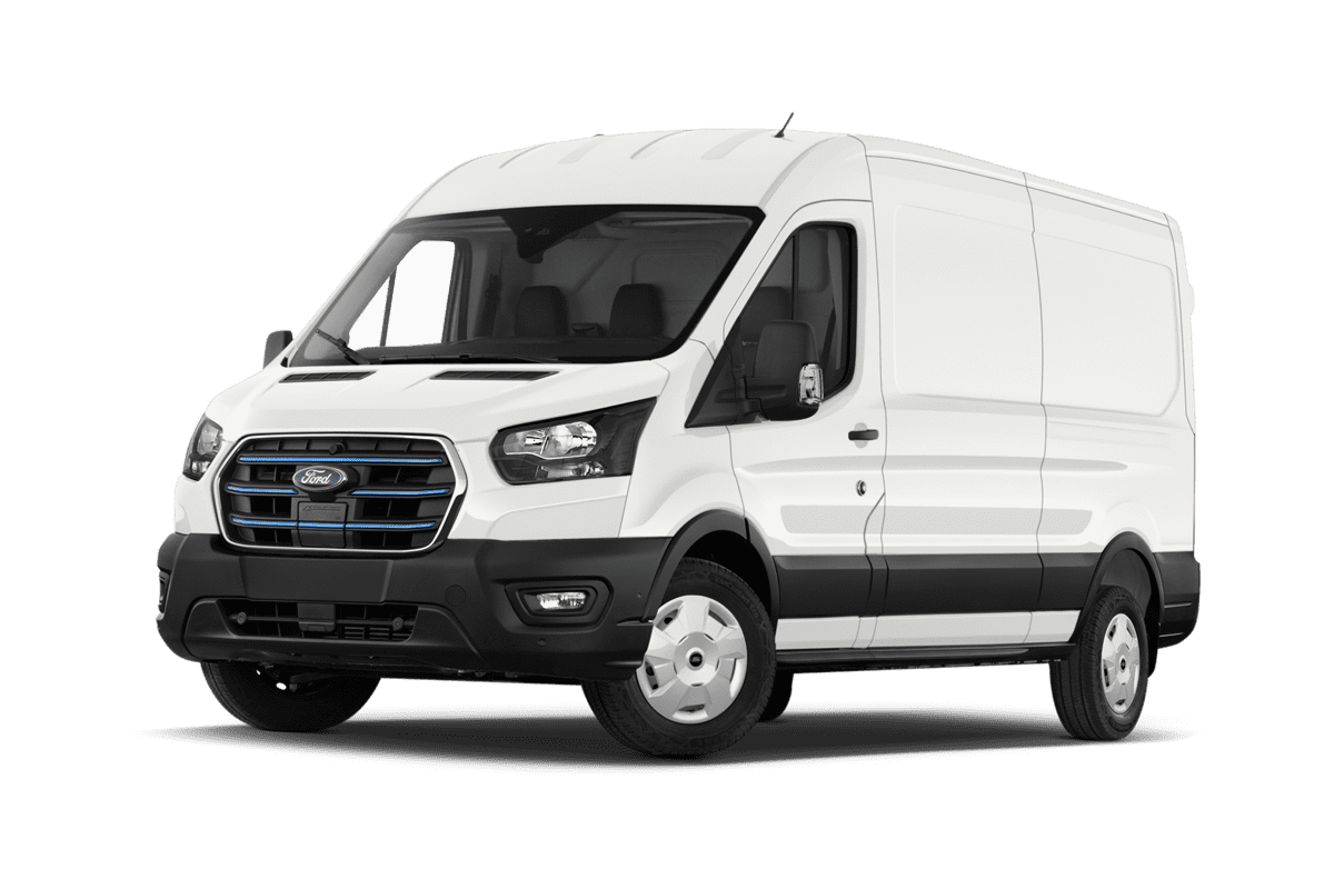 Tiefe, schräge Heckansicht eines Ford E-Transit, freigestellt