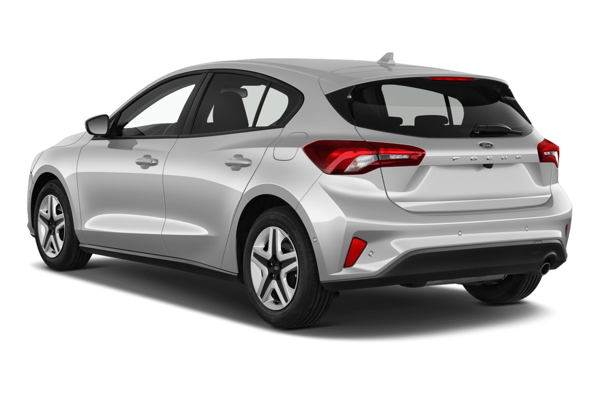 Schräge Heckansicht eines Ford Focus 5-türig, freigestellt