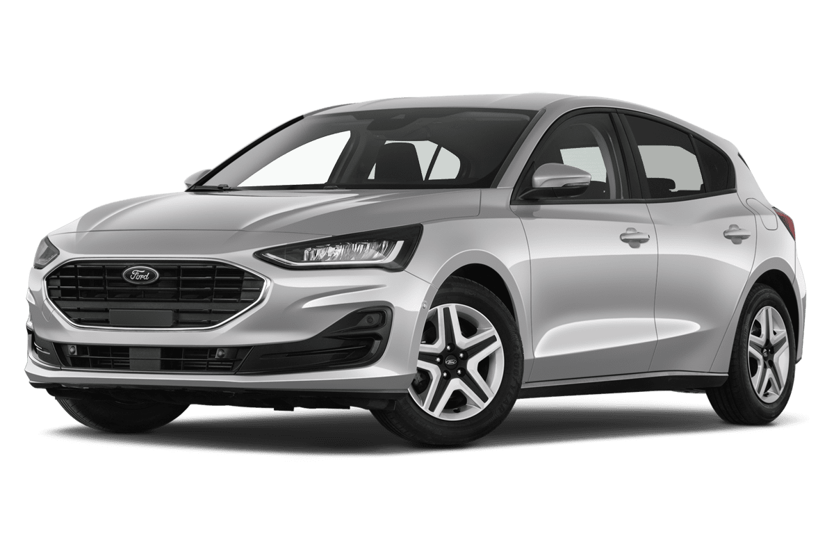 Tiefe, schräge Heckansicht eines Ford Focus 5-türig, freigestellt