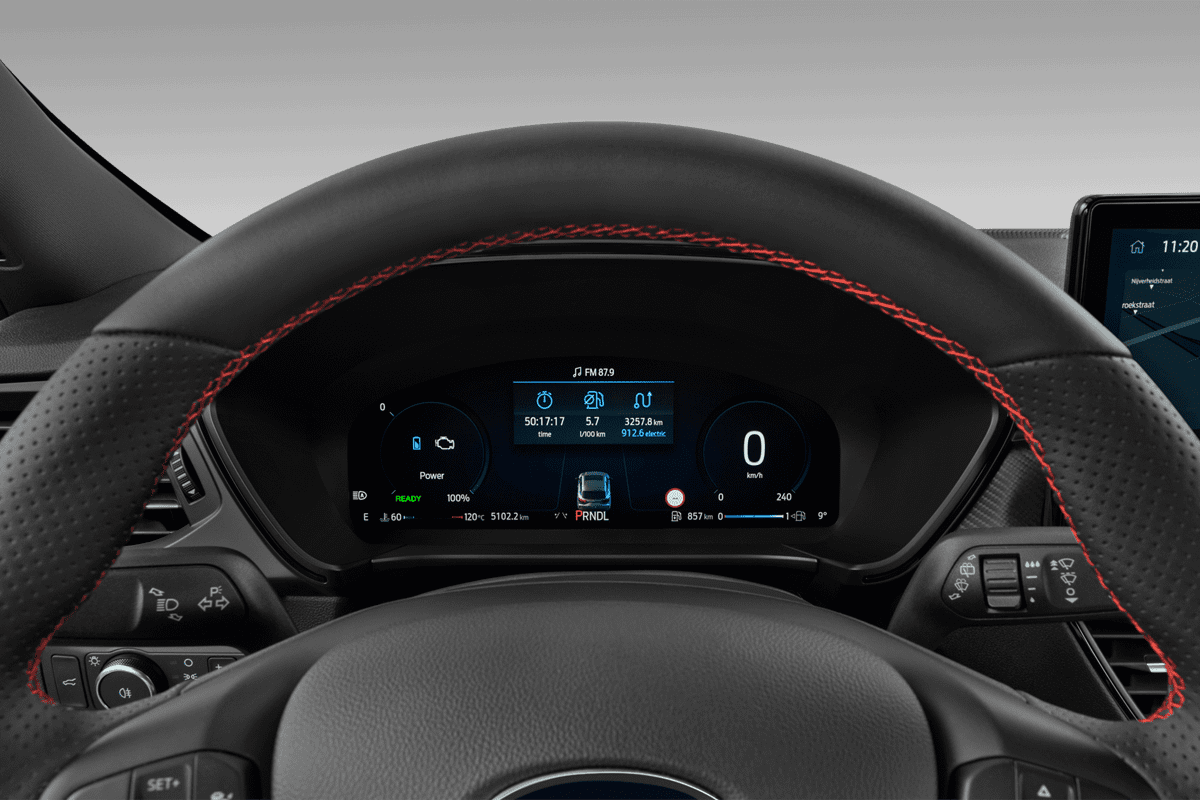 Kombiinstrument eines Ford Kuga Hybrid 