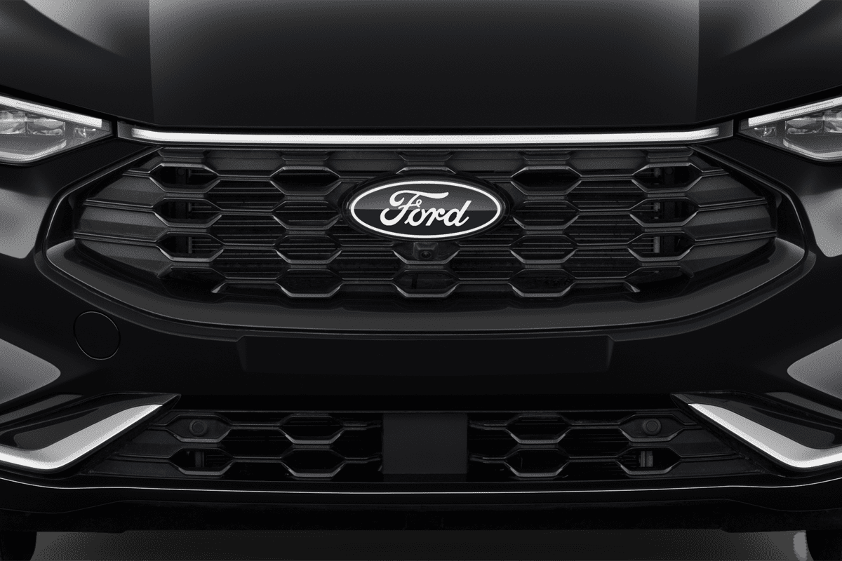 Kühlergrill eines Ford Kuga Hybrid 