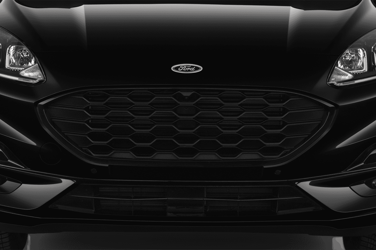 Kühlergrill eines Ford Kuga Plug-in-Hybrid 