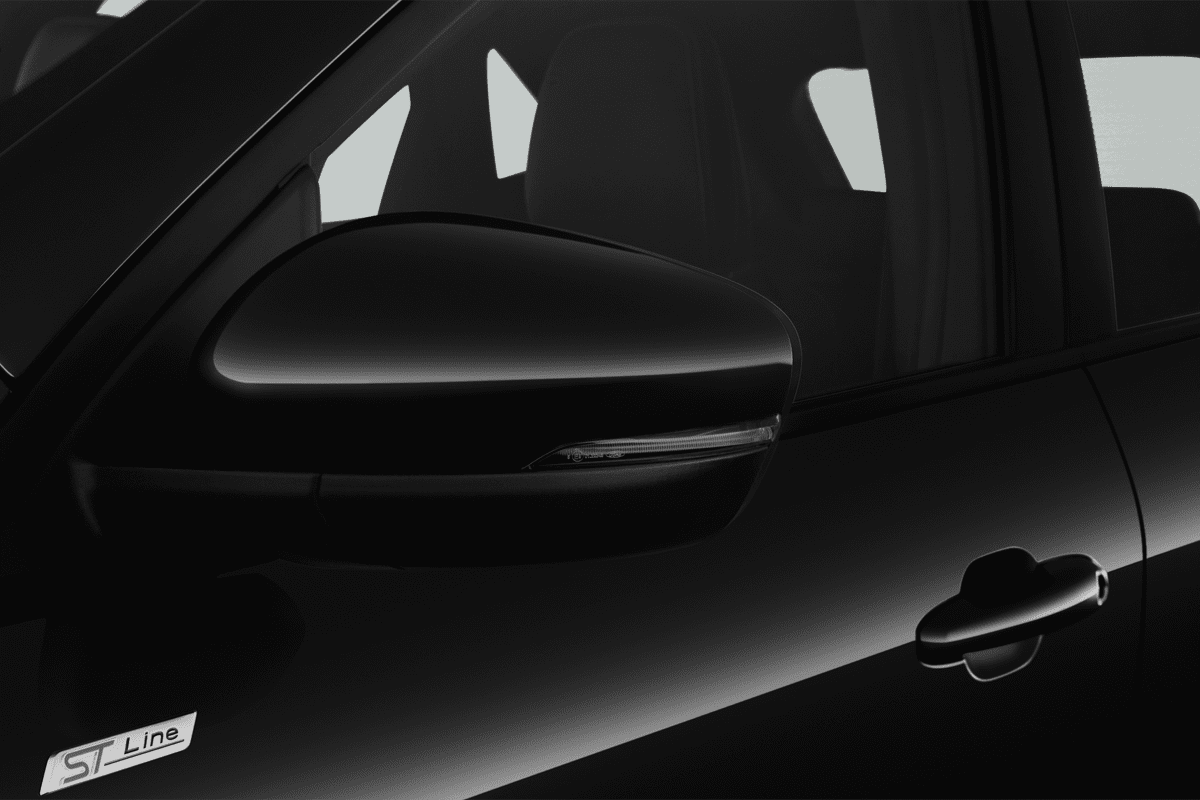 Rückspiegel eines Ford Kuga Plug-in-Hybrid 