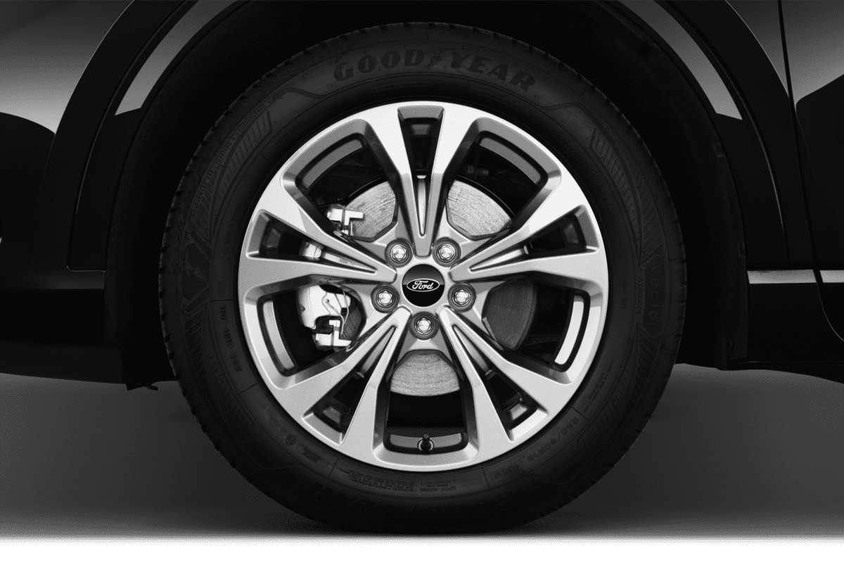 Radkappe oder Felge eines Ford Kuga Plug-in-Hybrid 