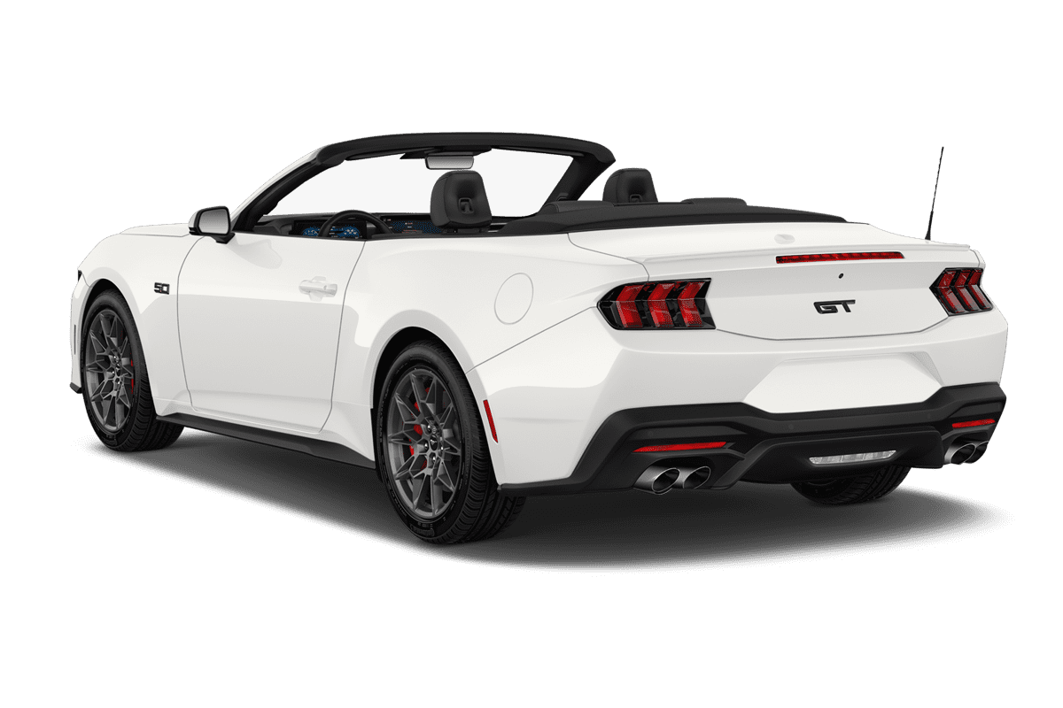 Schräge Heckansicht eines Ford Mustang Convertible, freigestellt