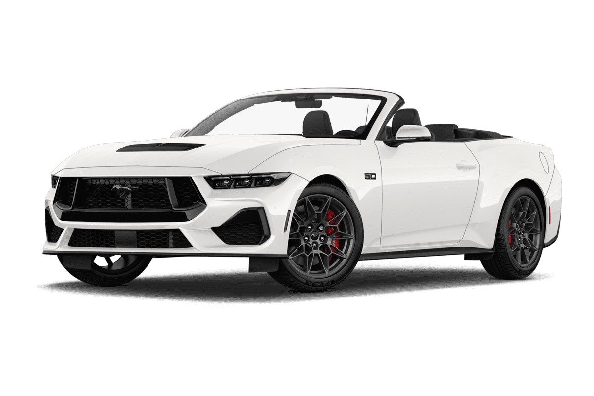 Tiefe, schräge Heckansicht eines Ford Mustang Convertible, freigestellt