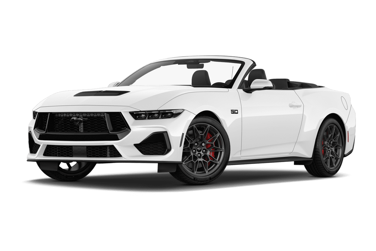 Tiefe, schräge Heckansicht eines Ford Mustang Convertible (neues Modell), freigestellt