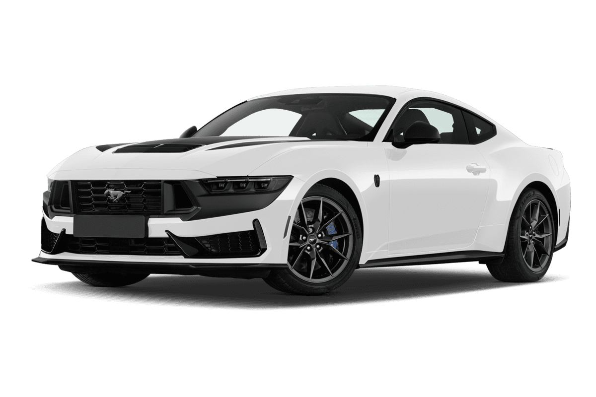 Tiefe, schräge Heckansicht eines Ford Mustang Fastback, freigestellt