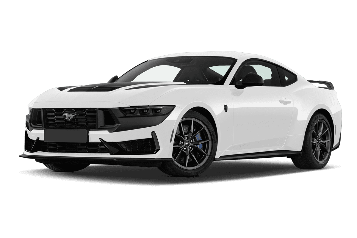Tiefe, schräge Heckansicht eines Ford Mustang Fastback (neues Modell), freigestellt